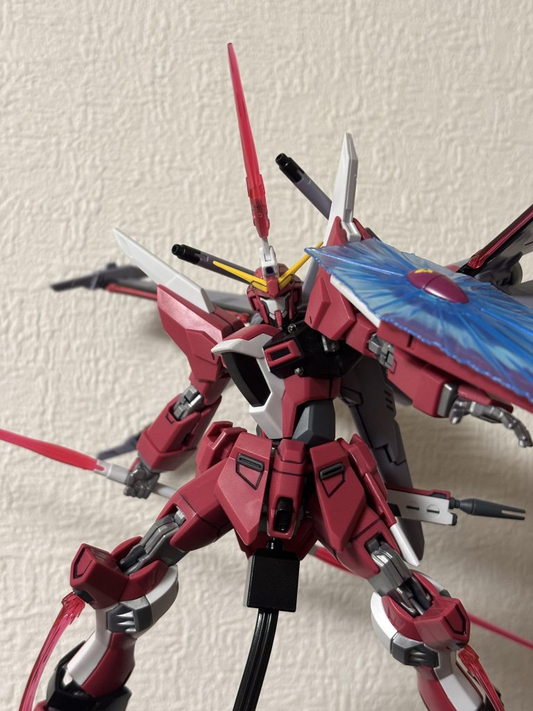 このキット自体、色分けがかなりされているので、墨入れとビームライフル、バルカンのみ軽く部分塗装したのみの、超簡単フィニッシュになります 笑