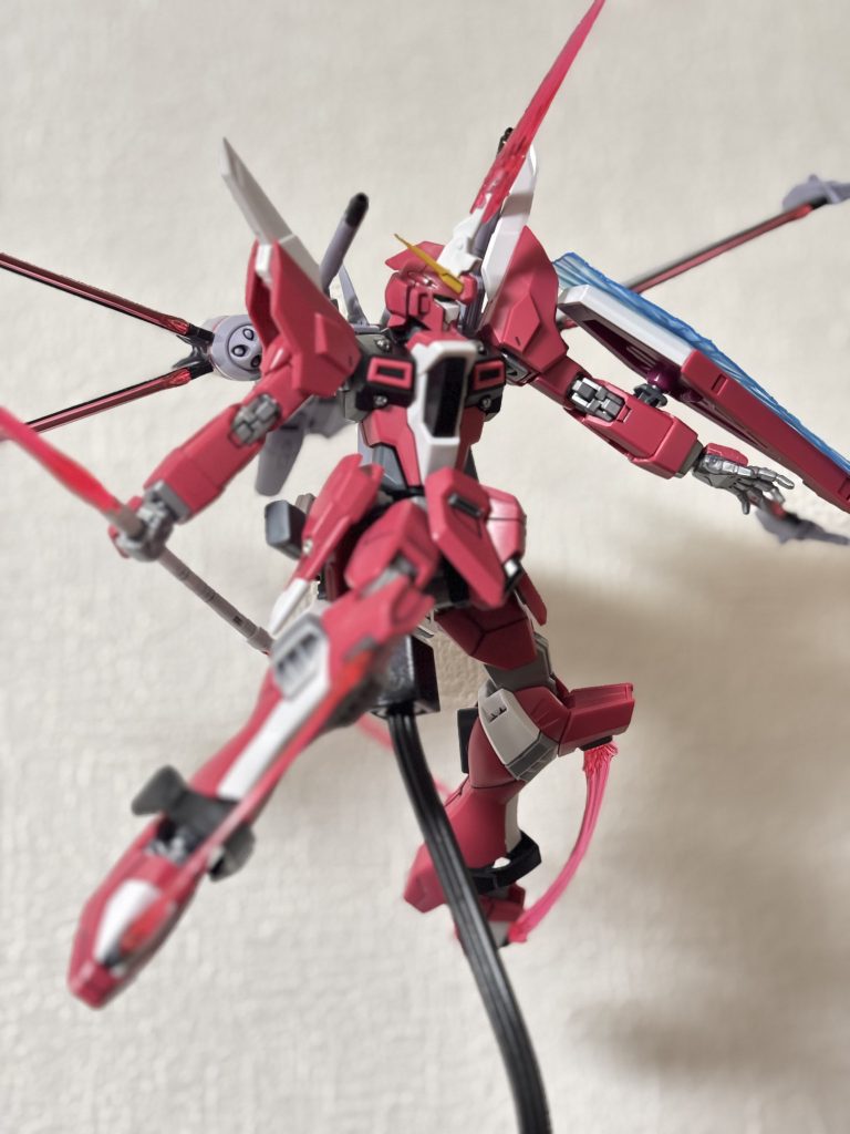 頭部バルカンと胸に4砲のバルカン?をアクリジョンのシルバーで筆塗りしました。