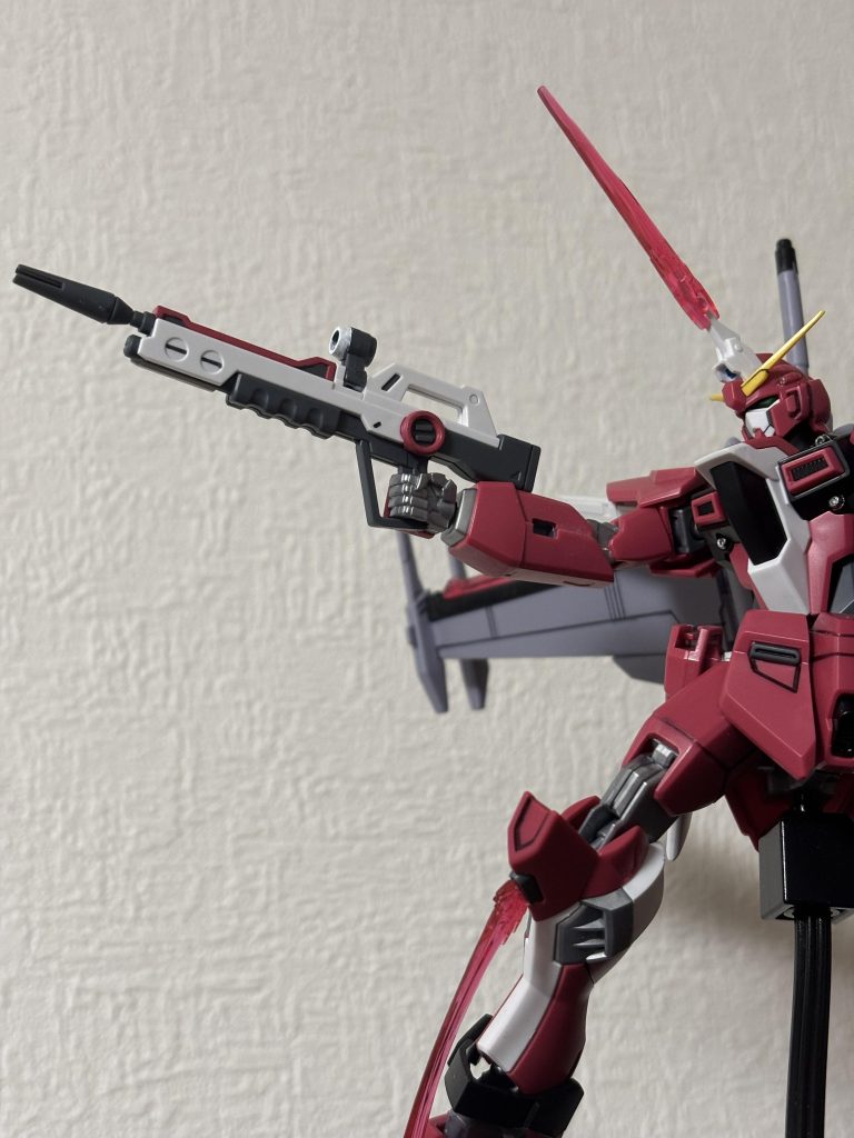 見本と塗り分け方が違いますが、クレオスさんのインフィニットジャスティス弍式ピンクとアクリジョンのホワイトでビームライフルを筆塗りしました!ライフリやイモジャのライフルはもっと塗り分けが面倒で、手を出せていないので、こうやって独自の塗り分けをして簡略化しながらやろうかなと思いました 笑