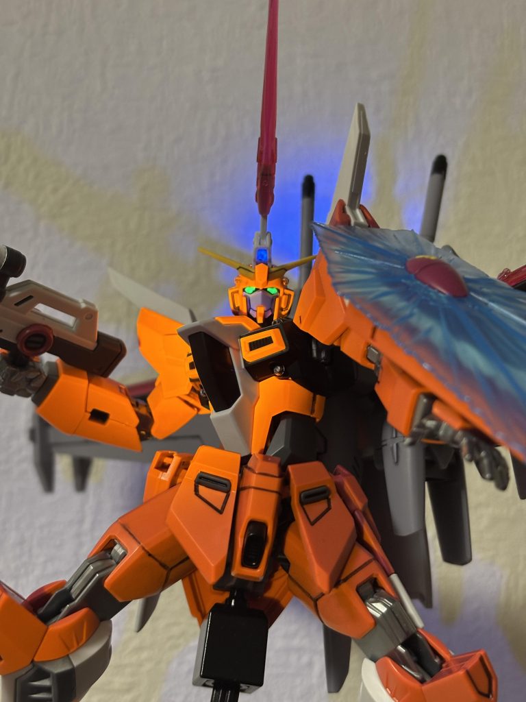 ツインアイはもともとブラックライトで発光するので、ふちどりとセンサーだけ塗装しました!ボディがブラックライトでオレンジっぽく発光するのはなんででしょうか 笑最後まで読んで頂きありがとうございました!