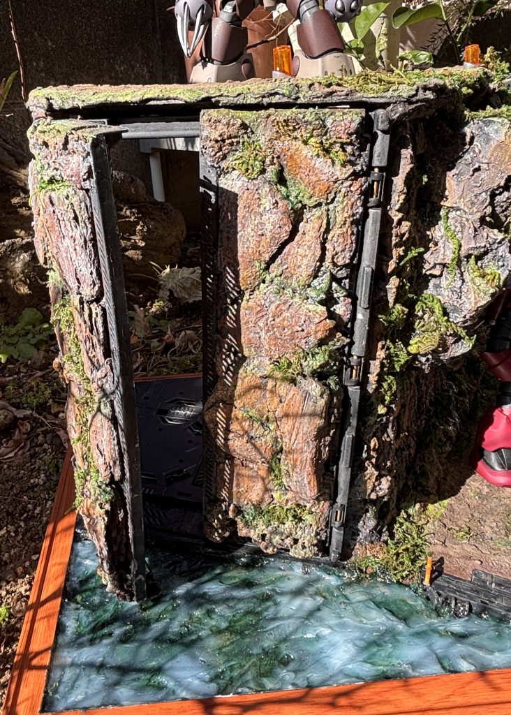 扉は100均のアルティメットコンテナをそのまま。水はジェルメディウムで。乾燥に時間が掛かるので上底にするなり、浅くして何回か塗り重ねが必要。これはまだ未乾燥、、(笑)