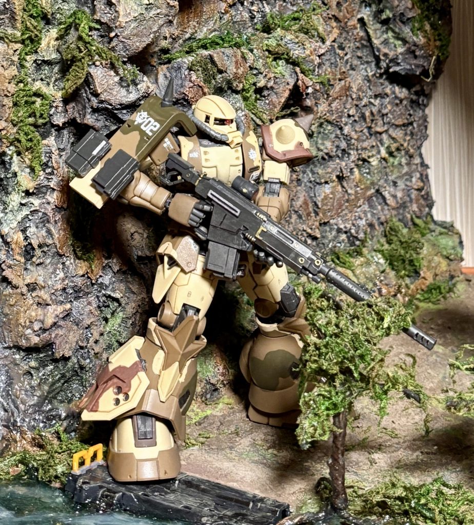 デカールは地獄 デカール貼りは苦行 なら塗ればよい。こんな単純でパキッとした迷彩ならちょい塗りかマーカーでよくね❓と一部は筆、一部はマーカーで。全然問題ない。むしろムラがムラムラしてリアル。コート吹いたり、マーキング貼れば目立たないぞ。ちなみにモノアイはクリアレジン。武器はガンメタドライブラシ。あとは個人的に好きな鉛筆でカリカリ(ちょっとしたディテールや関節部やメカ部のエッジを鉛筆でカリカリすると鈍い金属感が出て気に入っている)しかしオリジンのキットは出来が良過ぎるあと、このジオラマさえあれば背景に困らない(笑)迷彩柄とは良く言ったもんだ。確かに目立たない、、