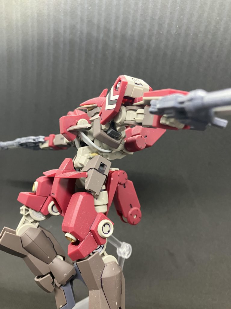 鉄血のオルフェンズ・ウルズハントよりシクラーゼさんのシュヴァルべカスタムです一時期はSDとコイツしか店頭にねぇ!ってくらい売れ残ってましたねまぁ、ガンダム顔じゃない、外伝作品、カスタム前もパッとしないとかそんな理由かと…組んでみて、個人的にはアリなキットだと思います余剰パーツでワイヤークローも一部ありますし