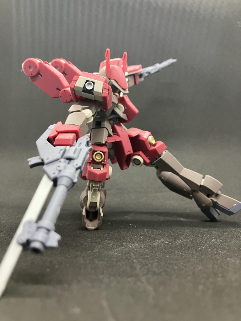 武装劇中武装は遠近兼ねた銃剣付きハンドガン2挺グレイズ系の手首に固定するタイプマッキーのグリムゲルデのイメージで刀身をゴールドにするのも良かったかな…?