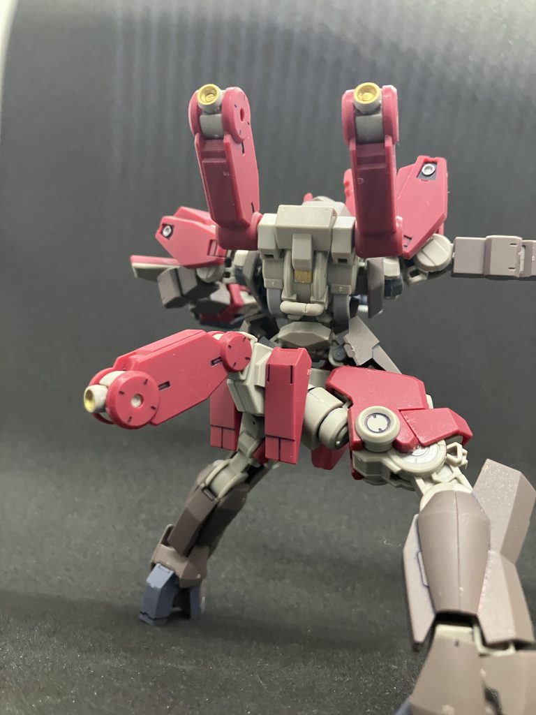 背面ショット全身にバーニアが付いた造形で好みですエイハブリアクターがあんまり見えないのは残念