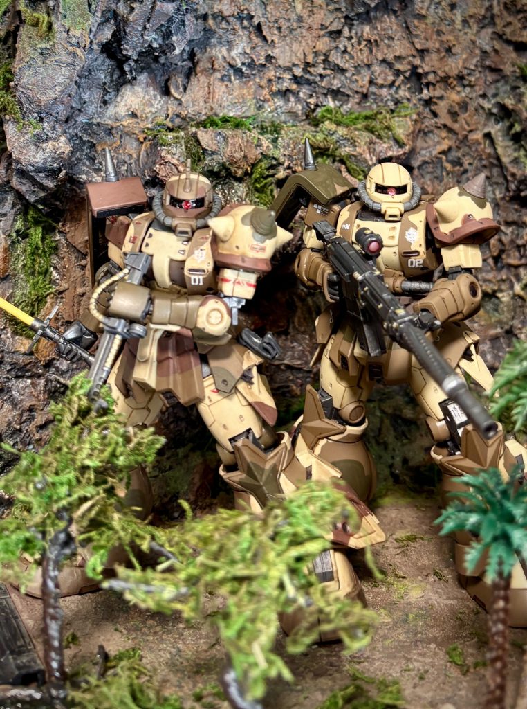 HGUC高機動型ザク地上用　左はウェザリングあり　右は無し。今回も成形色仕上げで迷彩柄だけラッカーコクが違うよ。コクが。アブラニンニクは必須だろ❓いや、二郎も家も食べた事は無いけど。クレオスのウェザリングカラーは『旨み調味料』と『ラード』並みのまとめ力がある。ちなみにさ。ヒートホークの着色。仕上げの正解がわからん❗️スモーククリアなら最高なんだけど、筆塗りてヒートなんちゃらなんて再現出来ないから、最近は『実体剣』と思う事にした(笑)メタリックのドライブラシでそれっぽく。皆さんはどう仕上げる❓なんなら武器全般の着色に仕上げの話。#ガンプラ