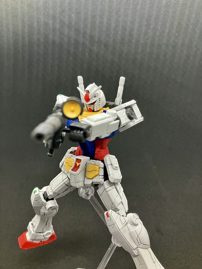 横浜にあったガンダムファクトリーの実物大ガンダム、RX-78F00の1/144キットです説明書に忠実に素組み、好みで少なめにシール付けた後にスミ入れとつや消しトップコートをしていますモールドが大量にありスミ入れジャンキーには堪らんキットですね