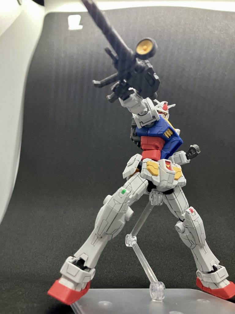 武装類はホンモノには付いていませんが…ビームライフル両手持ちも楽々できる可動域