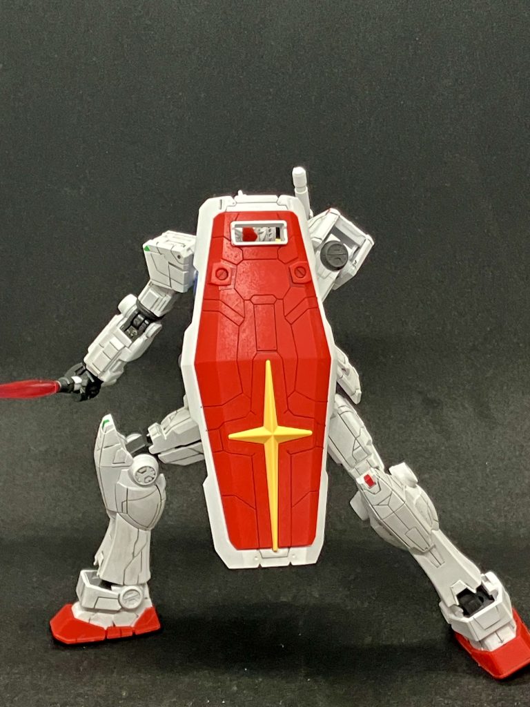 シールドこちらもモールドがギッシリ入ったデザイン見た目は良いですが実用性って観点は…攻撃受けるたびモールド箇所が端からポロポロ剥がれないもんですかね…