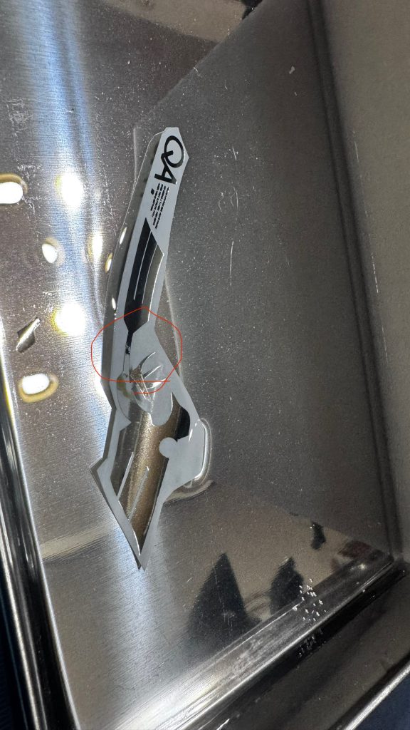 何もしてません。水に入れただけです。揺らしてすらないですwデカールが古いのかなんなのかすぐ破れました😓水には全体が浸かる様にしっかり浸けたんですけど台紙が曲がって来て引っ張られたのかな?そんな感じでメッキデカールはほぼ全て破れてしまってます😅僕では何が原因かわからない😖何かコツ等あればご教示お願いします🙇💦