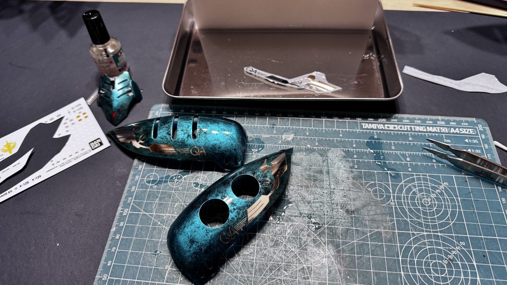 そして今回の最難関。メッキ調デカール。