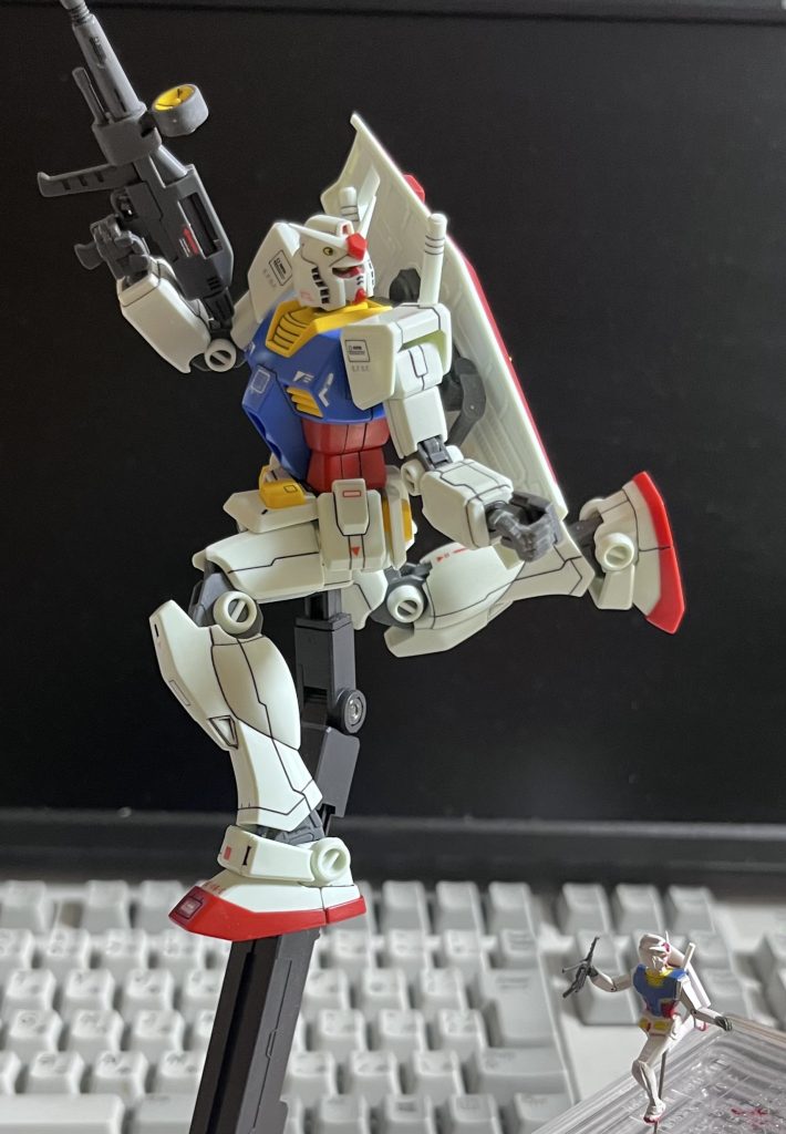 ハヤマオさんより優れようと思って、頑張ってスジボリしたけど、やればやるほど汚くなります。触りたくると白い部分が薄汚れてくるので、何回も何回もペーパーかけて一回り小さくなったと思います。しかもシールを貼るスペースが無くなります。このままではハヤマオさんに宣戦布告をしたのに、宣戦布告が伝わる前に敗戦だと確信しました。