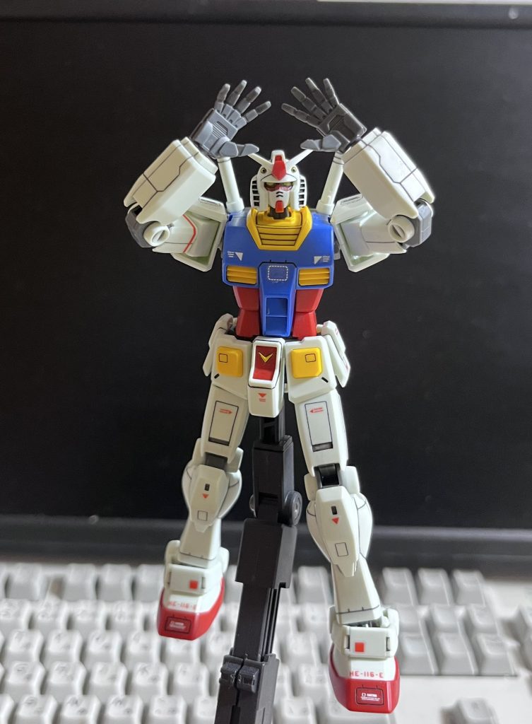 冗談はさておき、成形色仕上げを侮っていました。修正しやすいという利点はあるものの、ヤスリ跡が残ったり、角を消してしまったり...結局、同じところを何度も何度もペーパーかけるハメになりました。大きな平面があると、アタシの場合はスジボリでゴチャゴチャさせるけど、ハヤマオさんだったらシールで埋めていくという計算をしてるんだろうなと思いました。シールのレパートリーが「危険」しかなくて、全身危険みたいになりました。🔻もあるけど、これって消防隊の突入口の印だったように思います。シールに意味を持たすというアドバイスをいただいてたので、貼りながら「なんか違う...」って思ってしまいました。やっぱハヤマオさんのセンスは、モノが違うと痛感しました。それと、100作(アタシは数えてません、コメントを見る限り100作だそうです。)ハイレベルで安定した作品の数々、すごいの一言です。200、300と作り続けて欲しいと思います。今日のところは、アタシの完敗だけど... 次は負けないですよ!