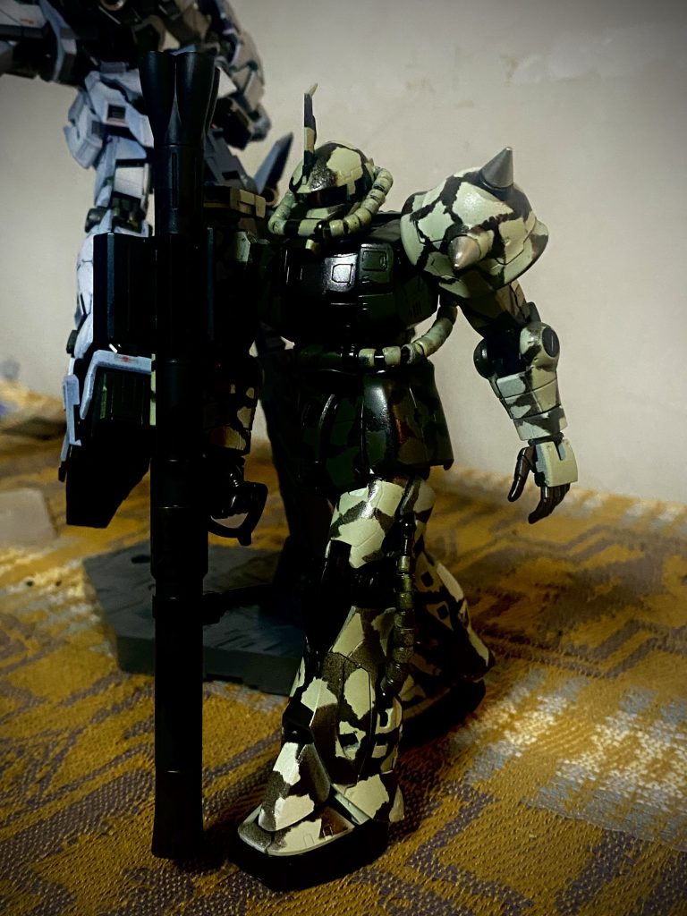 ベースの塗装は完成していたので、その上からマスキングテープを貼ってブラックとガンメタル、スターブライトアイアンを混ぜギラギラしてほしいなーと思いながら塗装しました。