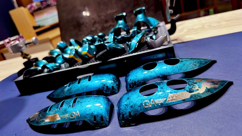 と、ここでトラブル発生🎊デカールクシャクシャ😅やっぱりといいますか...笑クリアはラッカーを吹きました。水性が良いのはわかってたのですが、この季節と言う事もあり乾燥時間めちゃくちゃかかりそうだったので薄く吹いたらいいだろうと10分おきぐらいに吹いたらやはりダメでしたね😅乾燥時間も甘かったのだと思いますが薄く吹いたつもりが濃く吹いてしまったのか薄め液の濃度もあるのかいろいろ要因はありそうです🥲因みに左右でクシャクシャ度が違うのは急用があり違う日に吹いてます。それがまた目立つ..w