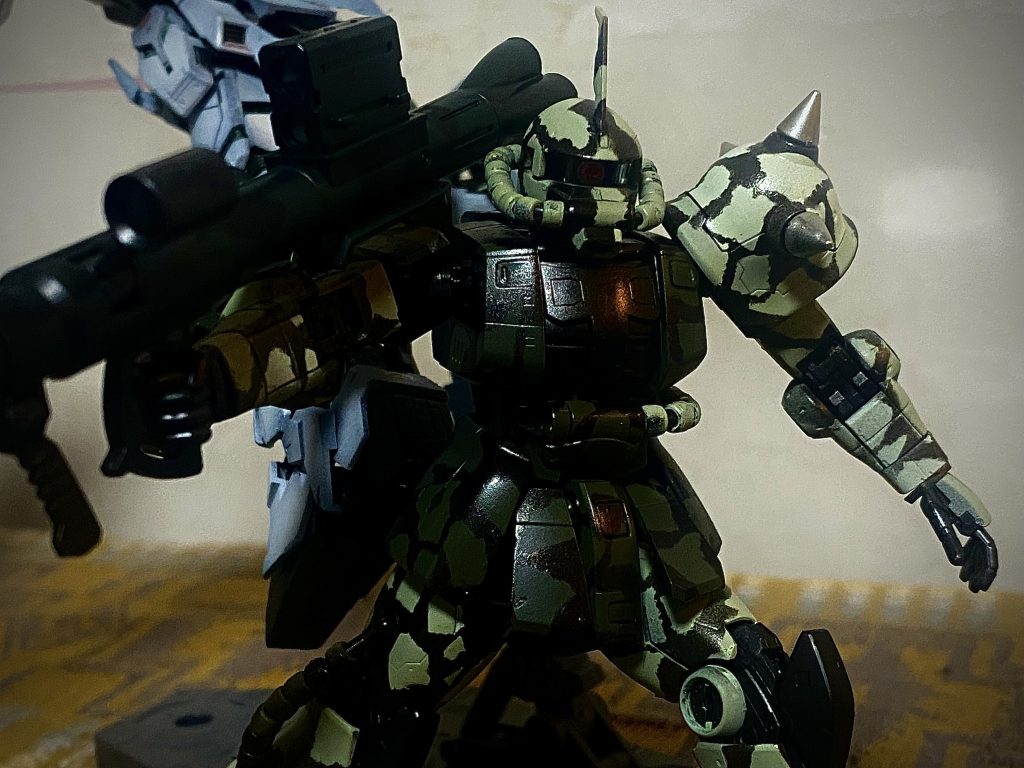 右腰の動力パイプが、緑色のパーツを通している時にパイプ部分が折れてしまったので無いです。皆さんもお気を付けください。