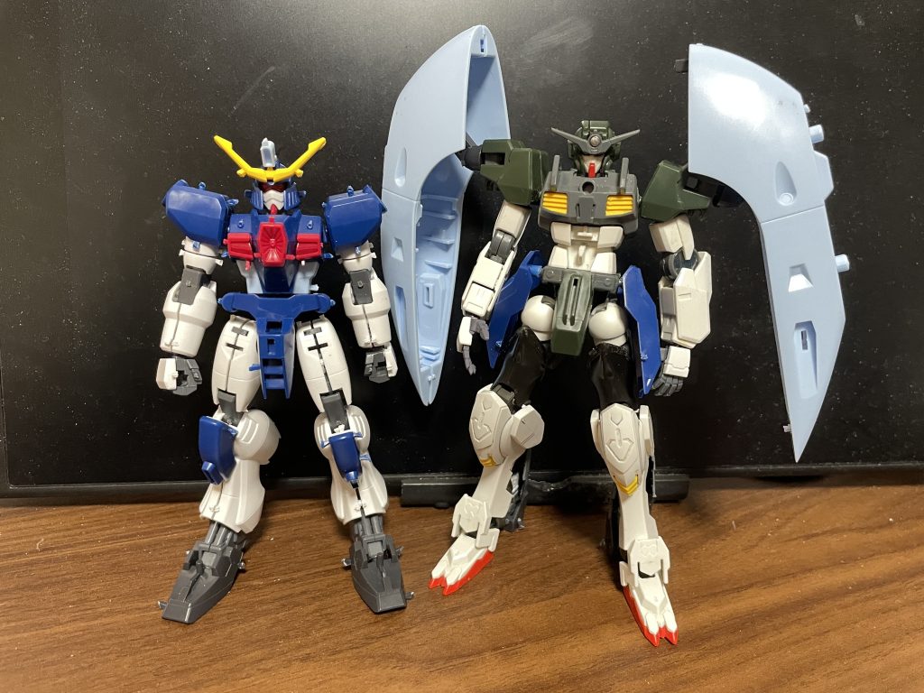 (制作過程)・ボディと上腕はケルディム 当初はケルディム肩のハードポイントにアビスシールドが無加工で取付できたのだが重さのせいで肩が下がる上にシールド格納時の干渉が大きかったので肩アーマーが小さくケルディムボディに接続可能なクアンタのそれに変更・下脚はシルエットがアビスのそれと似ていたバルバトス・カオス方式に欠かせない隠れた立役者の太腿カバーにはシン・デュエルブリッツ用に調達したブリッツのスネ全てジャンクから基本部分を選びその上にアビス自身のパーツを重ねて見た目のアビスらしさをなるべく維持