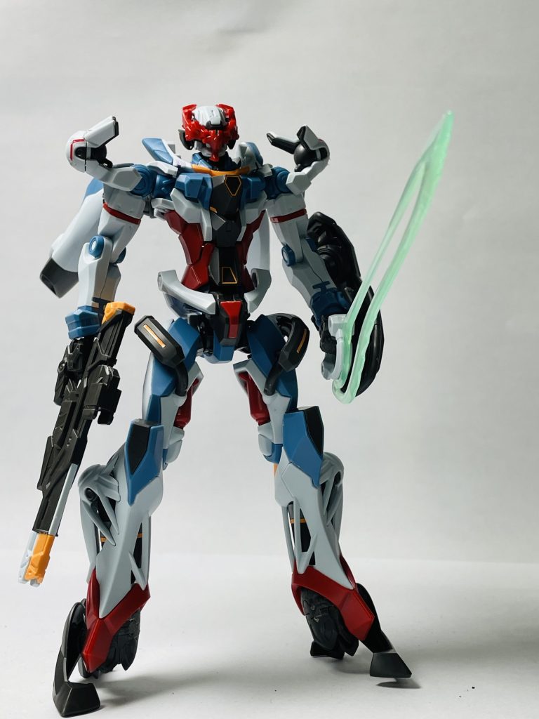 角折れverでは、山下いくとさん全開になります。このフォルムではガンダムというより、ACに出てきそうな機体の雰囲気です♪。