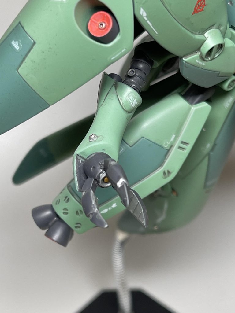 肘関節部はPCとランナーで後ハメ加工。爪と前腕部先端の装甲裏は埋めてPCとランナーで後ハメ加工やりました。