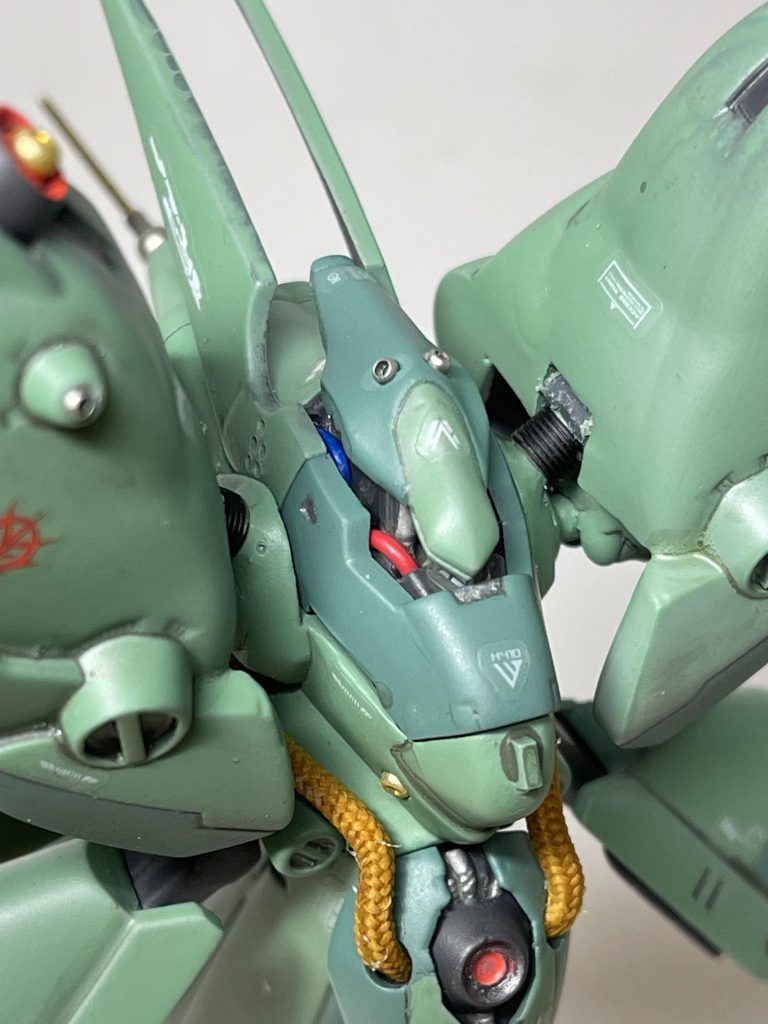 首元にリード線でパイピング。腰部のパイプはタンスの肥やし化したメッシュパイプに置き換えてみました。(これは多分大昔にクシャトリヤに使った分の余り)