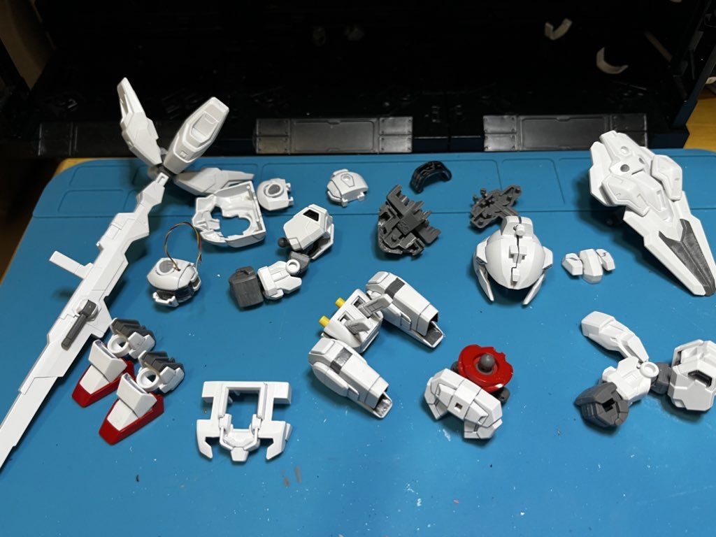 HGキャリバーンを電飾した時に作成したシェルユニットのデカールが少しの修正で流用できたので短期間で作る事ができました。