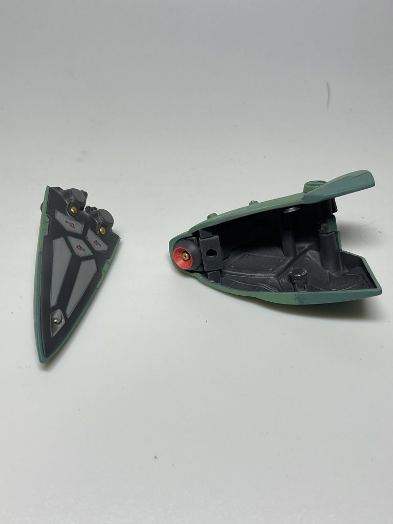 ショルダーアーマー先端も後ハメ加工。プラ板で受けブロックを作りランナー接続にしました。ショルダーアーマー内部はグレーで塗装後、エナメルシルバーで軽くドライブラシしました。ショルダーアーマー先端部の裏側はマスキングで塗り分け頑張りました。バーニア内部は蛍光レッドを使用。蛍光レッドは単体で使うとオレンジっぽくなるのを忘れていました。青か紫系の塗料を混ぜればもう少し赤っぽくなったであろと少し後悔。