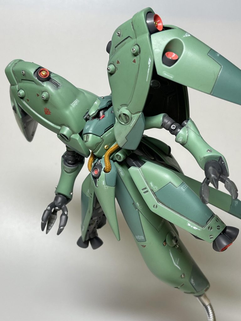 本体メインのカラーリングは自作のテキトー調色したザクグリーンと濃いめの訳わからんグリーンの2色を使いました。グレー部はこれまた自作のテキトー調色したグレーバイオレットを仕様してます(笑)