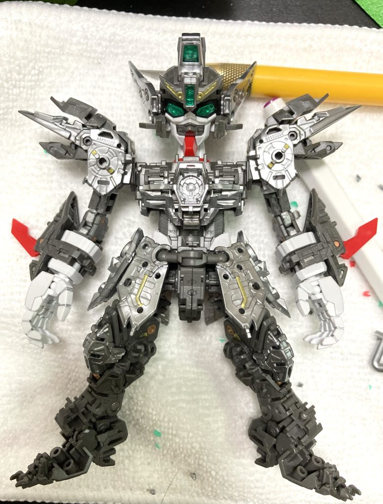 フレームにアクセント金銀ガンメタを塗って…