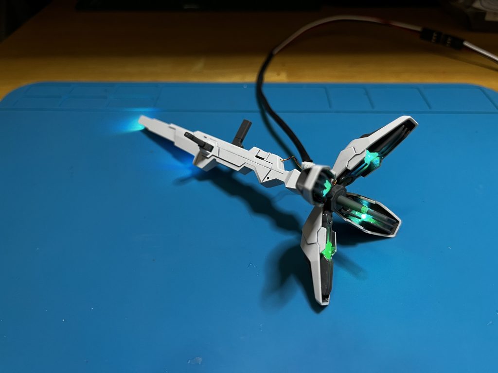 最初に組み上がった時はスラスターの光り方が微妙で、やり直してます。サイドグローの光ファイバーを使って光る範囲を広げてます。