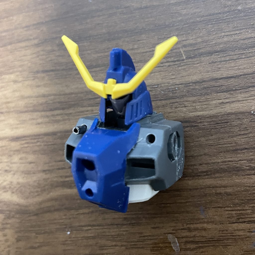 加工方針もカオスと同じくアビスの胸部中央パーツをベースとなるボディ側の形状に合わせて切り出して接着するだけただ、カオスの時のフリーダムベースと異なりケルディムには胸部バルカン?が無いので開口してメッキパイプをそれに見立てて設置尚、今回のモノアイ用フェイスはカオス用に使ったユニコーンが無かった為デルタプラスのそれを利用