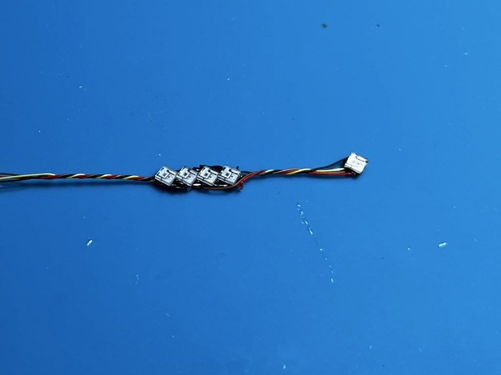 LEDはこんな感じに繋いでます