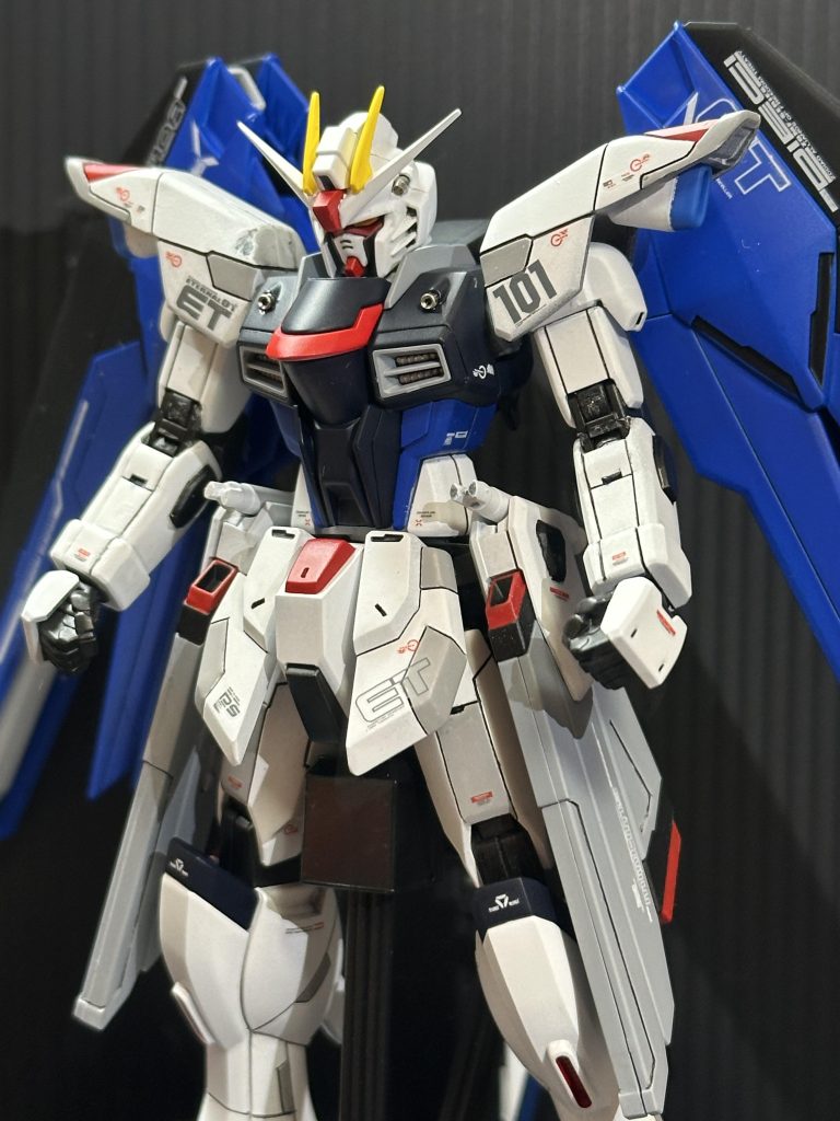 そしてスーパースムースクリアーを吹いて、メタルパーツを埋め込み完成！(やっぱり禿げが気になる泣(gundam-kao9))