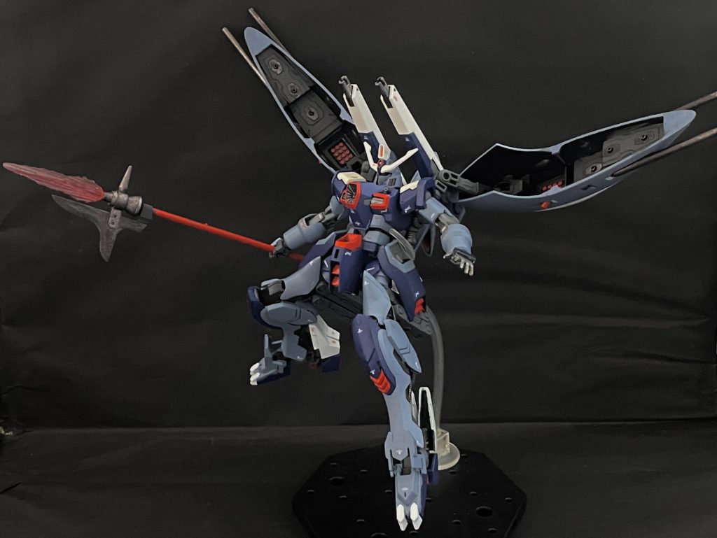 そのバラエーナを前方へ展開可能にしてアビスらしいフルバーストを強化さらにシールド内の凹み部分にはカオスから取り外した余剰のミサイルポッドがシンデレラフィットなお、3連装ビーム砲は変形の際に取り外さなくていいように段差を付けて干渉回避 (これでもギリギリ)