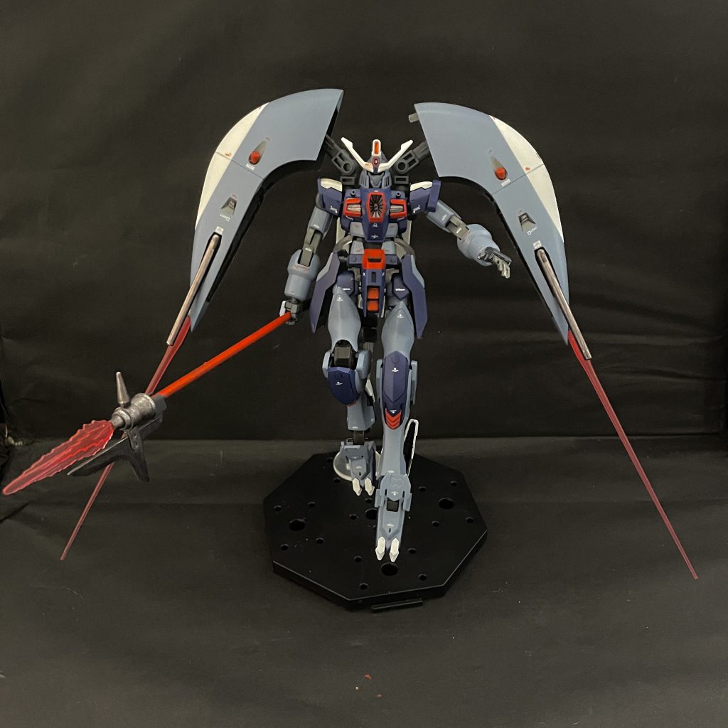 シールド連装砲の間に設置したビーム砲はビームサーベルとしても利用でき近接攻撃力も増強