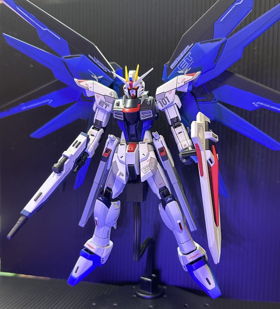 ブラックライトを当ててビコーン！させました！(gundam-kao7)