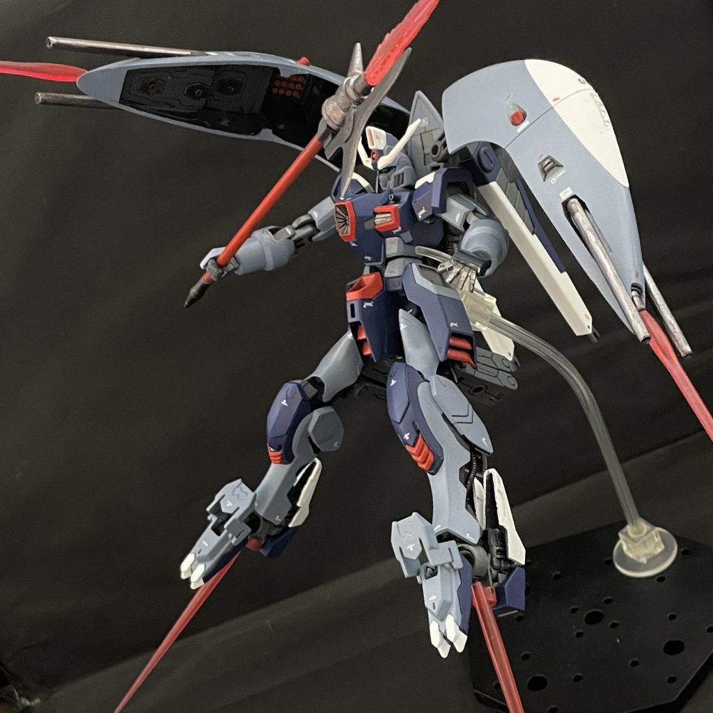 バックパック接続なのでフレキシブルなアームとして独立動作さらにMAモードで使った脚クローのビームも合わせて5刀流水中以外でもちゃんと戦える!