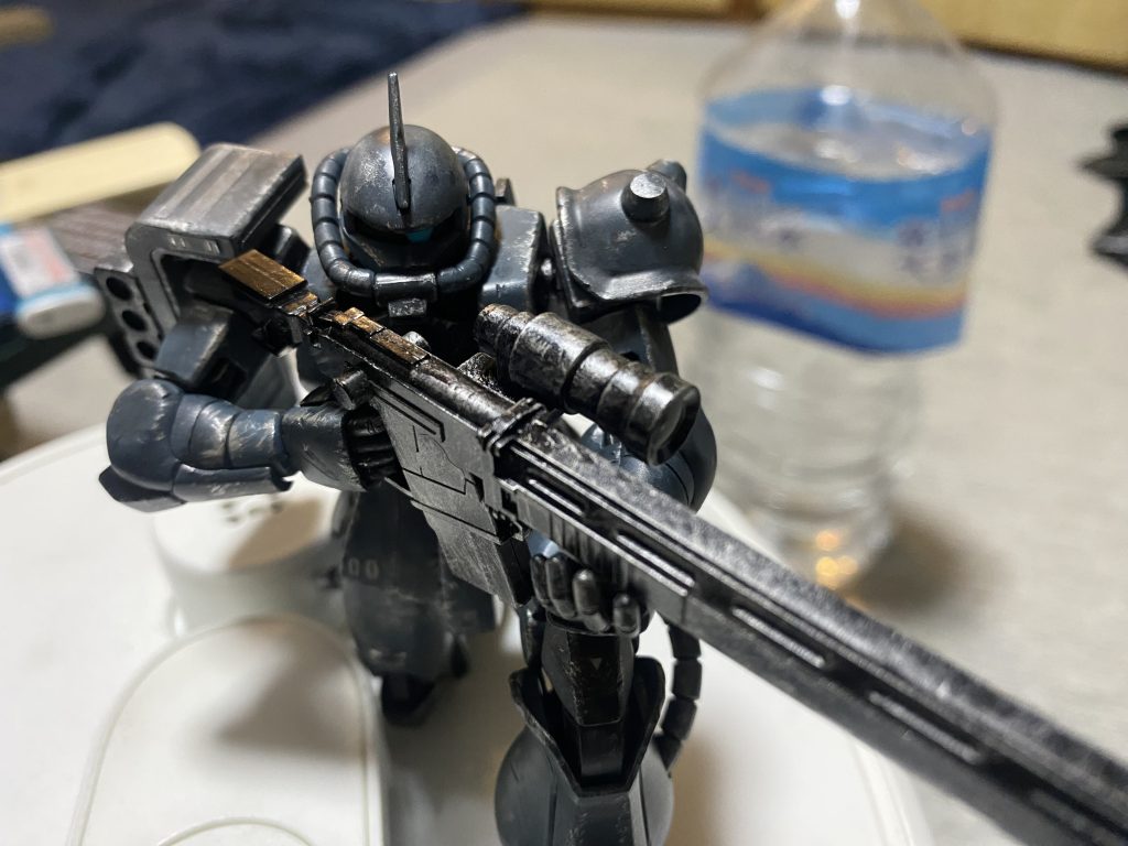 だいぶヘビー系の黒々した冬仕様ザクを作りたかったのですが、技術力不足であまり納得行かない結果となりました。