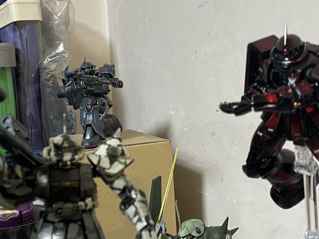 とうとうザク五機vsユニコーン一機になってしまい、またユニコーンが不利に…