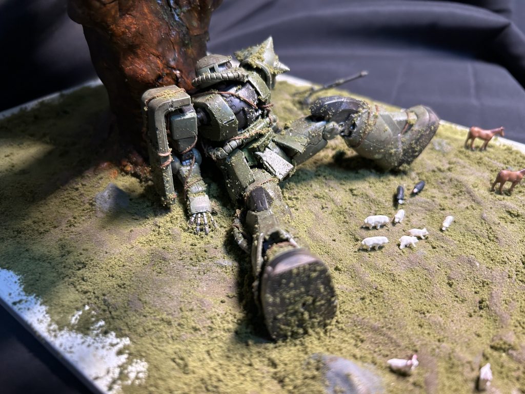 オリジンザクさんです。ガンダムベースで売られているペインティングモデル(成型色が白とグレーのキット)を使いました。結局安定の緑で作ってしまいましたが、他の色だと撃破されるイメージが湧きづらい…やはり緑は雑魚の証(褒めてる)。生えてる草はKATOのナノプランツ ミックスグリーン。絡まってる蔦は茶色の紙が巻かれたワイヤーです。こんなものがセリアの園芸コーナーに売ってました。