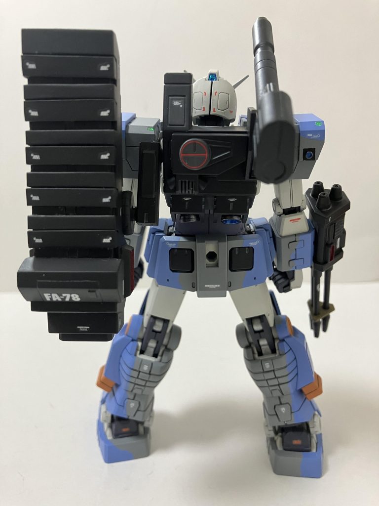 問題のミサイル発射管。開閉ギミックを再現しようとしたことが失敗の始まりでした…あと先考えずに箱組を進めた結果、開閉部の接着が難航し、何度も接着をやり直すことに😭結果ガタガタの発射管が出来上がりました💦