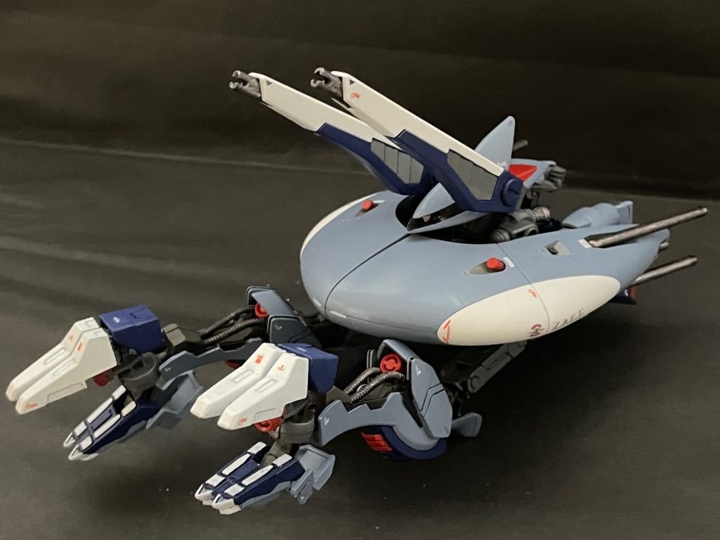 まずはメインのMAモードやはり水泳部らしくクローアーム化は必須なので「カオス方式」でアームを追加宇宙用カオスがビグロとするならアビスはグラブロ的に「シーン特化タイプの兄弟機」として再設定モノアイを仕込み、さらにカオスに付けたものと「同じ」トサカ (海中なのでシャークフィン?)を兄弟機の共通仕様の象徴として設置カラーテーマはアビスから離れすぎ無い範囲でジオン水泳部との折り合いを付けて量産型ズゴック調とした