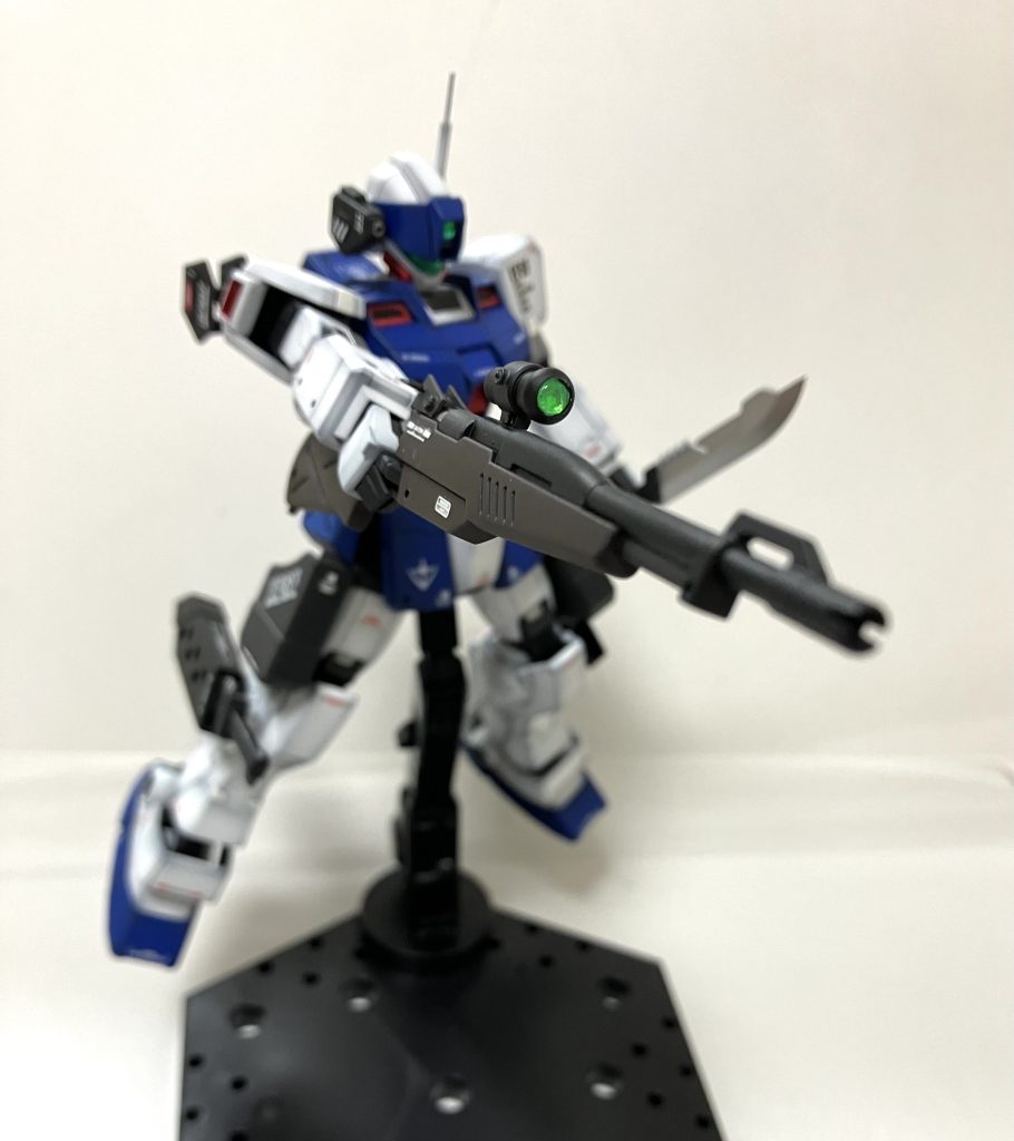 ライフルを構えて平手が行方不明で両手で構えられません…ネオジム磁石を埋め込んでいるのでバックパックに懸架可能です。ボルト部分を加工したり、スコープを短縮したりしてます!