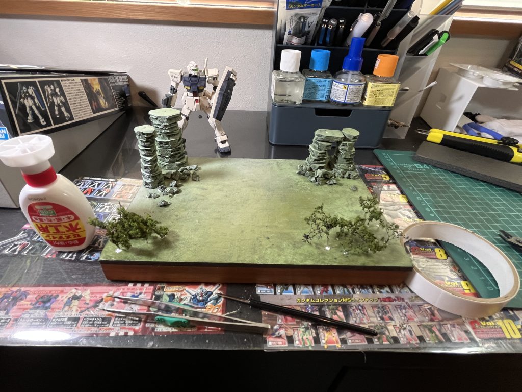 地面を筆で叩くように仕上げ、DAISOスプレーのホワイトで埃っぽくし、植林。