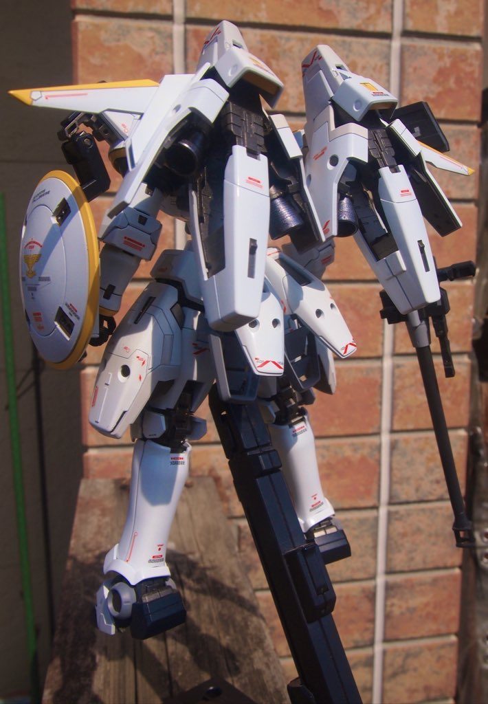 特徴的なスラスターユニットも塗り分けました。バーニアとフレームで塗り分けてあります。