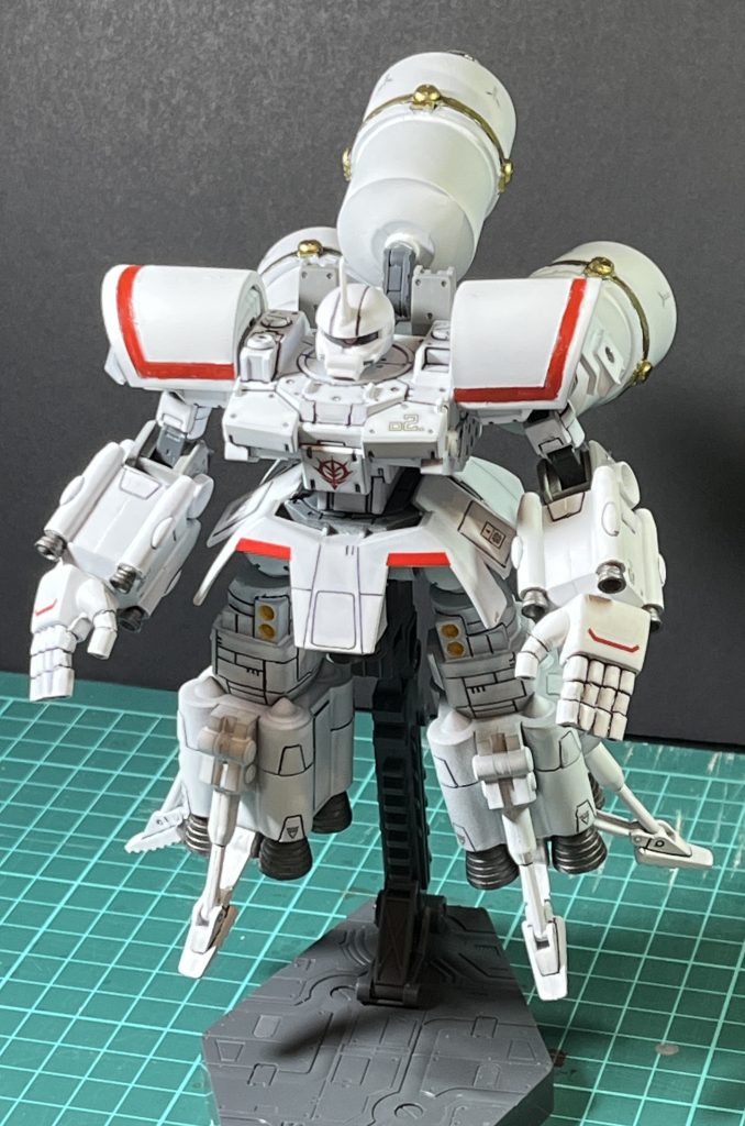 プロペラントタンクを追加版サフ、DAISOスプレー(マットホワイト)、墨入れ、筆塗装(赤、焼鉄色)、壽屋のパーツ、ガンダムマーカー(ゴールド、シルバー、イエロー)、デカールガンダムマーカーとDAISOスプレーの組み合わせは溶ける。(ガンダムマーカーの下はサフしてないのではみ出した時にプラスチックが溶けたのかも?)