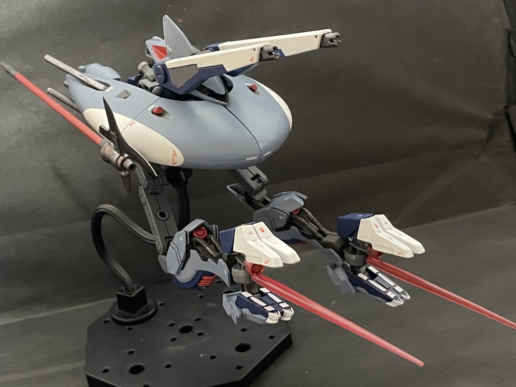 クロー内にはビーム発振機を追加通常なら水中で減衰するビームを併設されている水中ジェットで増幅し地上と同程度の出力を維持大型化した高速誘導魚雷だけでは不足していた水中での近接格闘戦力を増強※ビームランス固定位置はクローアーム取り回しの邪魔になるのでシールド横に変更※標準の固定フック取付ホールと同形状の目立たないホールをシールド中央に作りそこに設置したフックを軸に前後位置は自在