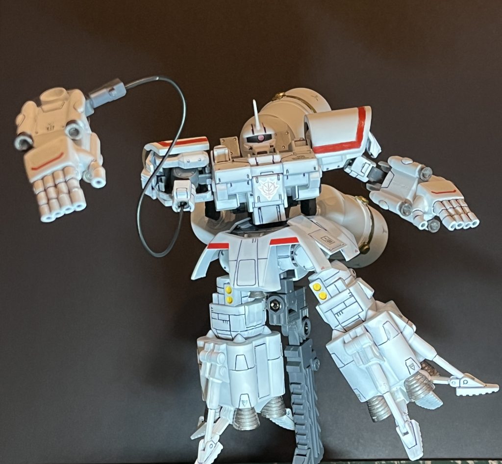 サイコミュの有線部分はDAISOの1ミリくらいの針金の先をペンチで丸めて3ミリ穴に挿してます。色はサフ後にDAISOスプレーブラック。朝6時に起きて日が登るのを待って外でスプレーしました。好きなことをしていたので全然寒くなかったです。見てくれてありがとうございます。