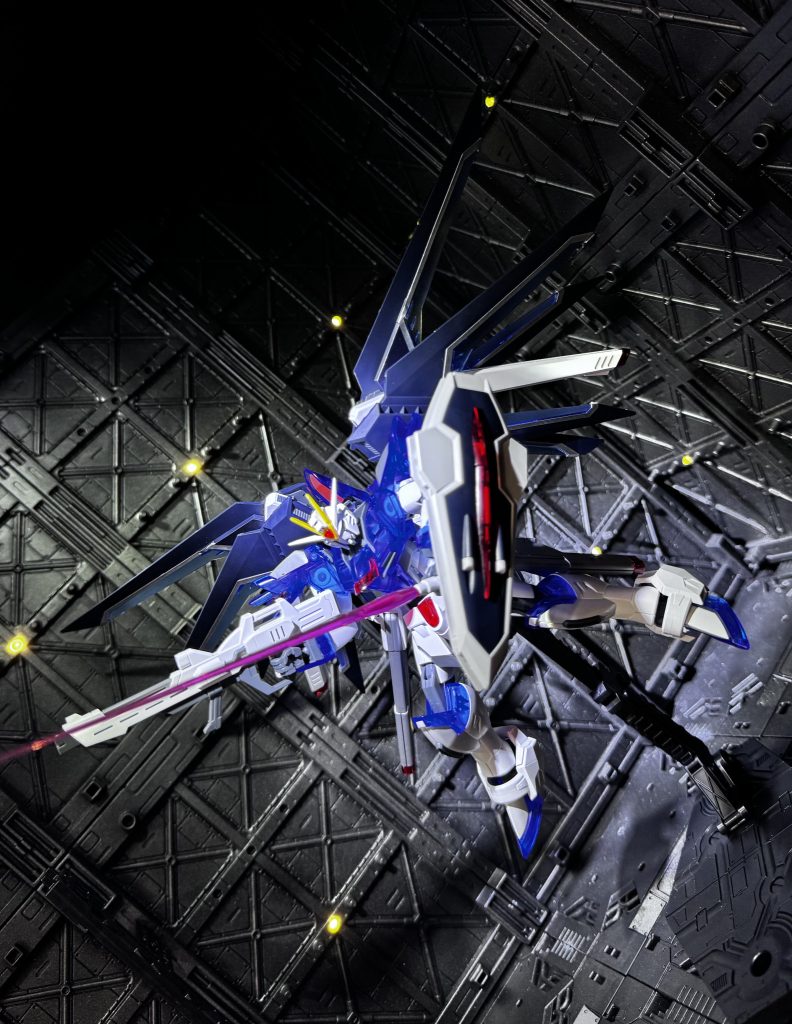 そう言えば人生初のガンダムでした☀️ガンダム系の機体を作った事が無くジオン系とは違いHGとは言え作ってる最中、おースゲーなとこれなんのパーツ？と迷いながら作った記憶があります。