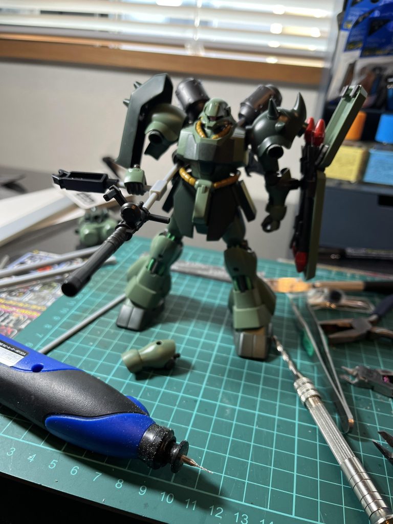 重装型に改造しました。パーツはモビリティジョイントよりもらいました。壽屋の接続パーツでバックパック接続部分の変換をしています。お手軽で初心者は非常に助かります。お手軽でカッコいいですがシールドから武装が落ちたり、ちょっと腕動かすと腕のポロリがあるんですよね。