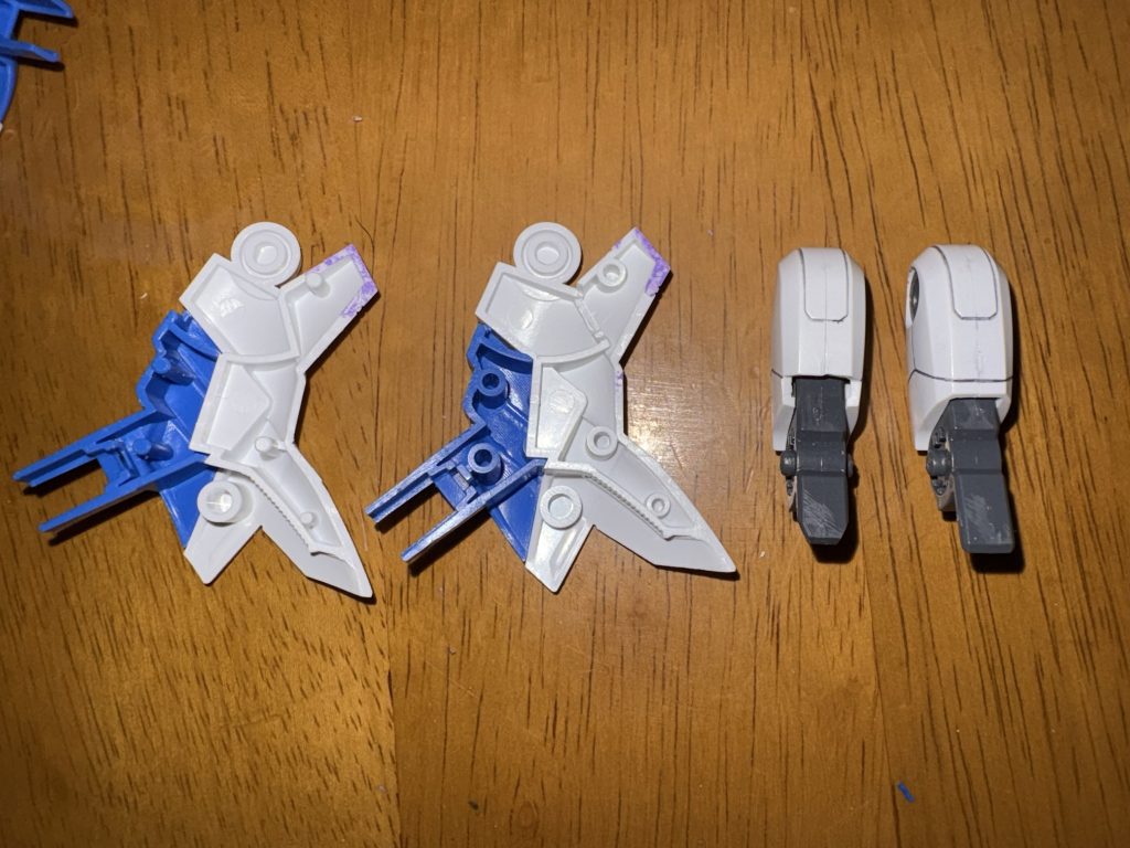 ええ、それは加工しましたとも!関節、膝内部、モモ…干渉するところを全部削りました。一枚目、左がキットのまま。右が加工後です。二枚目、外側2つがキットのまま。内側2つが加工後です。膝が90°も曲がらないか、90°以上は曲がるか…あんま違わないようで、実は結構ポージングが変わります。自称ポージングで魅せるガンスタ投稿者としては外せないポイントw難しいことはしていないので、誰でも出来ます。